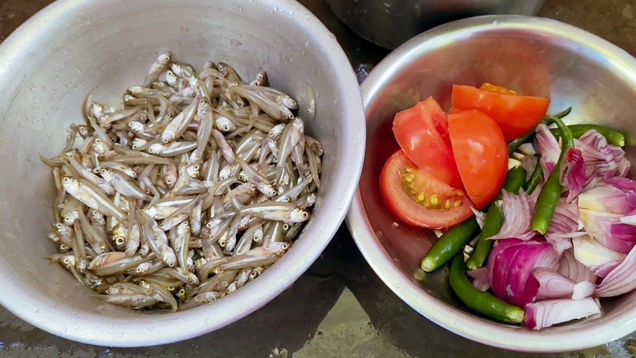 মৌরলা  মাছের ঝালের রেসিপিটা এইভাবে বানিয়ে খেয়ে দেখুন গরম ভাতের সাথে জমে যাবে এক কথায় জমে যাবে