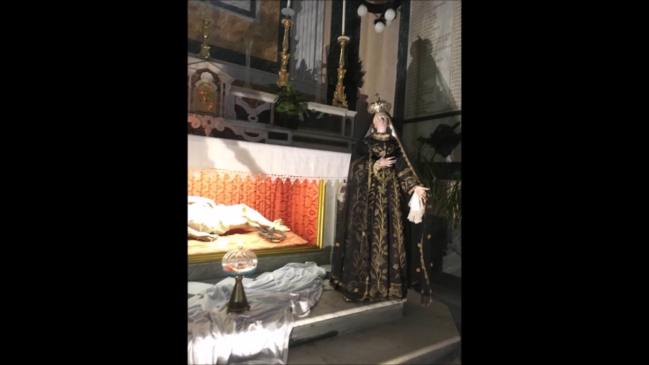Ai Tuoi Piedi O Bella Madre Testo