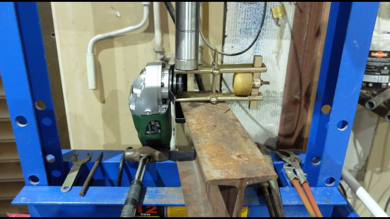 Как открутить заклинившую гайку на болгарке - YouTube