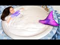 Adri es una sirena y se esconde en el jacuzzi de espuma