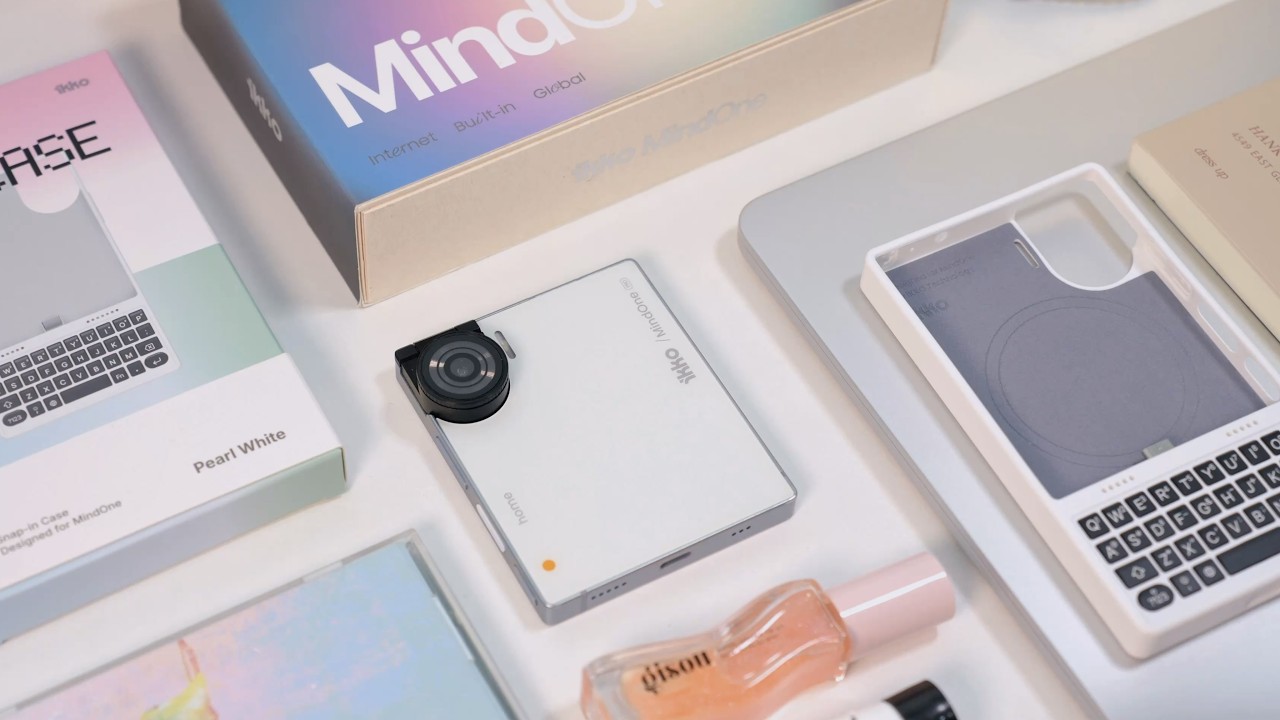? A Day with MindOne & Snap-in Keyboard Case ? Best Small Phone 