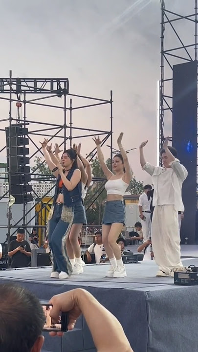 Tang Yi holds a group performance with the song (The Moon Shines on the Mountains and Rivers)