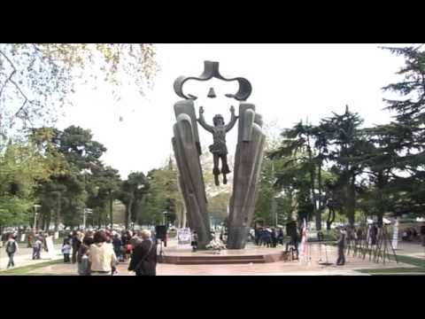 „ბურჯანაძე-ერთიანი ოპოზიციის\" წევრებმა დედაენის დღის აღსანიშნავად დედაენის ძეგლი თაიგულით შეამკეს