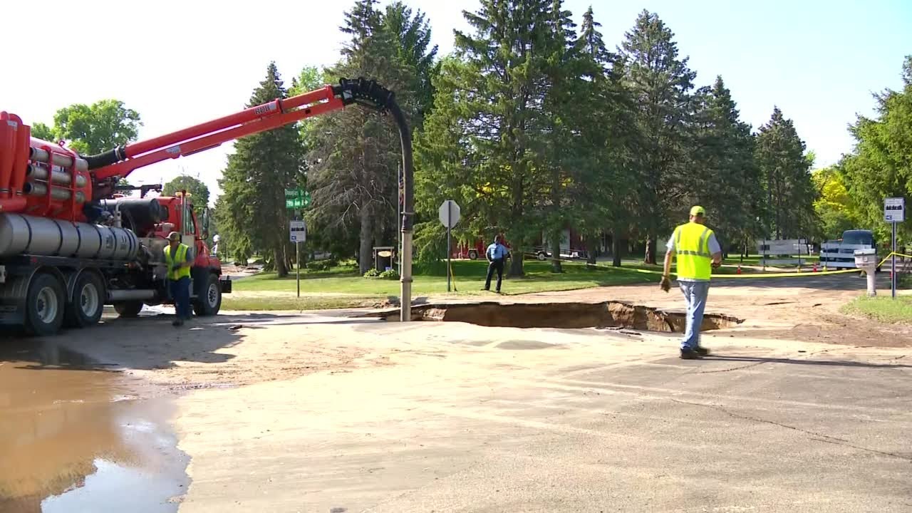 Sinkhole swallows car - YouTube