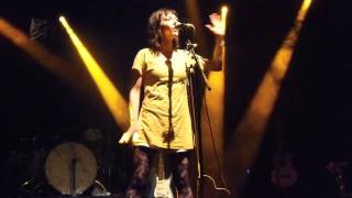 La Demoiselle Inconnue à L'étage chante "sans rien"