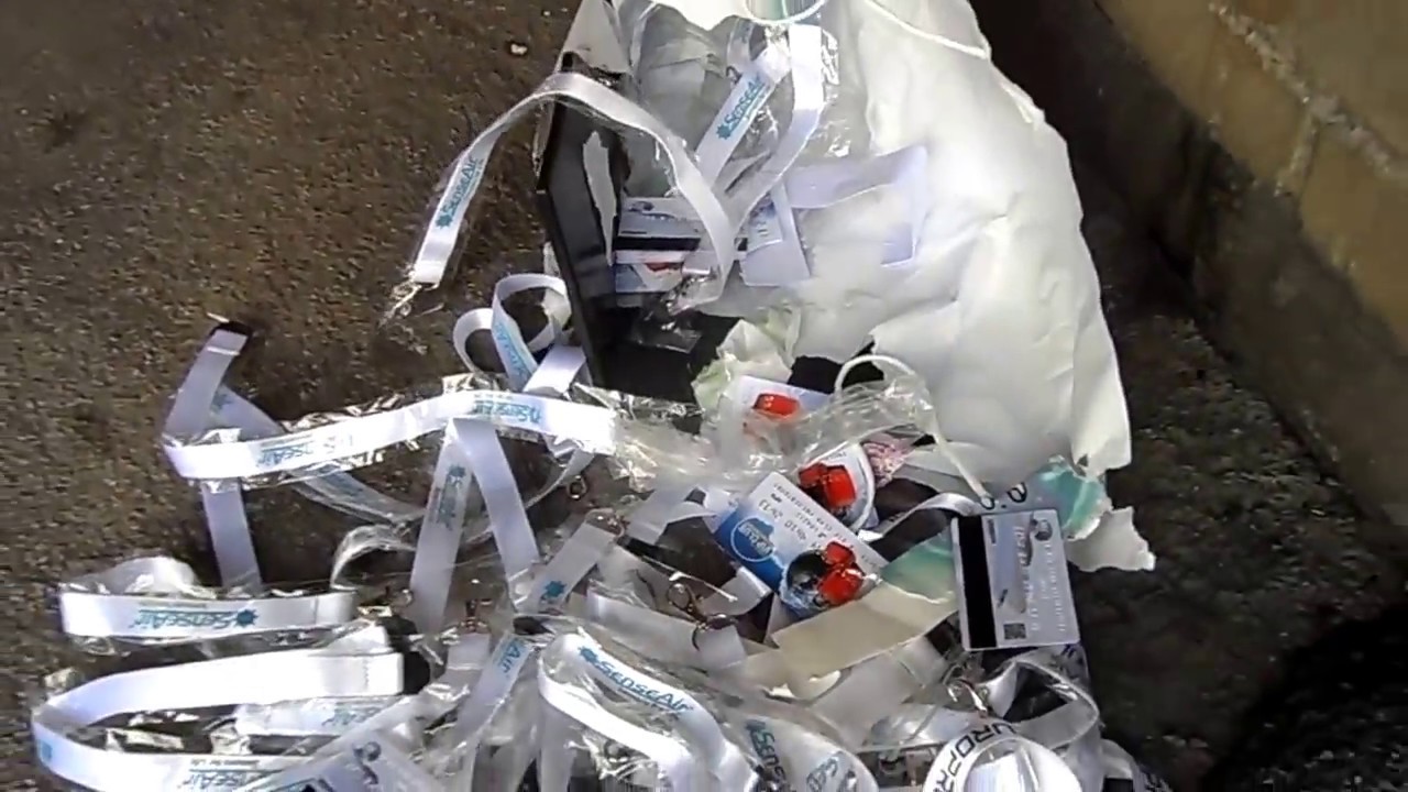 Montón de tiras para colgar celular y unas tarjetas abandonadas en un pasadizo