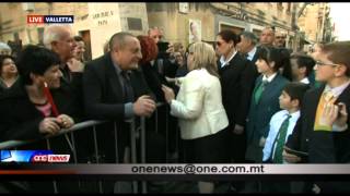 Nies jintaqaw fi Pjazza San Ġorġ biex jilqaw lil President Marie Louise Coleiro Preca