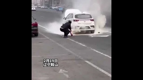 🔥新能源（電動）車自燃，燃燒時還會向周圍噴火焰，造成一大片火災，太可怕了😱珍愛生命，遠離新能源車🙏 - 天天要聞