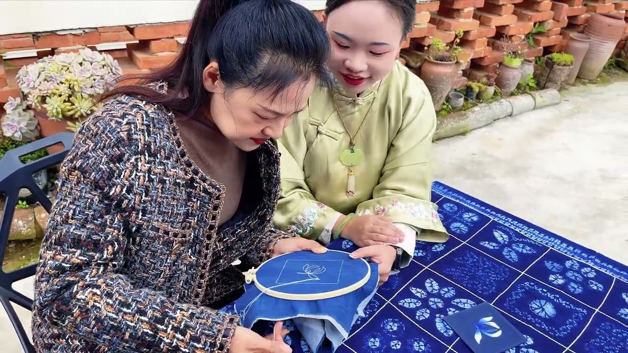 A Thai Girl Guides You Through Yunnan Embroidery