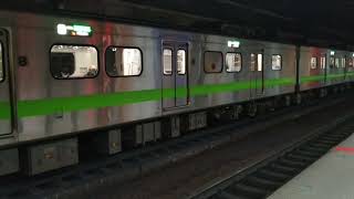 1111012先後進出松山車站的EMU900型(南下)及EMU500型電聯車(東行)。