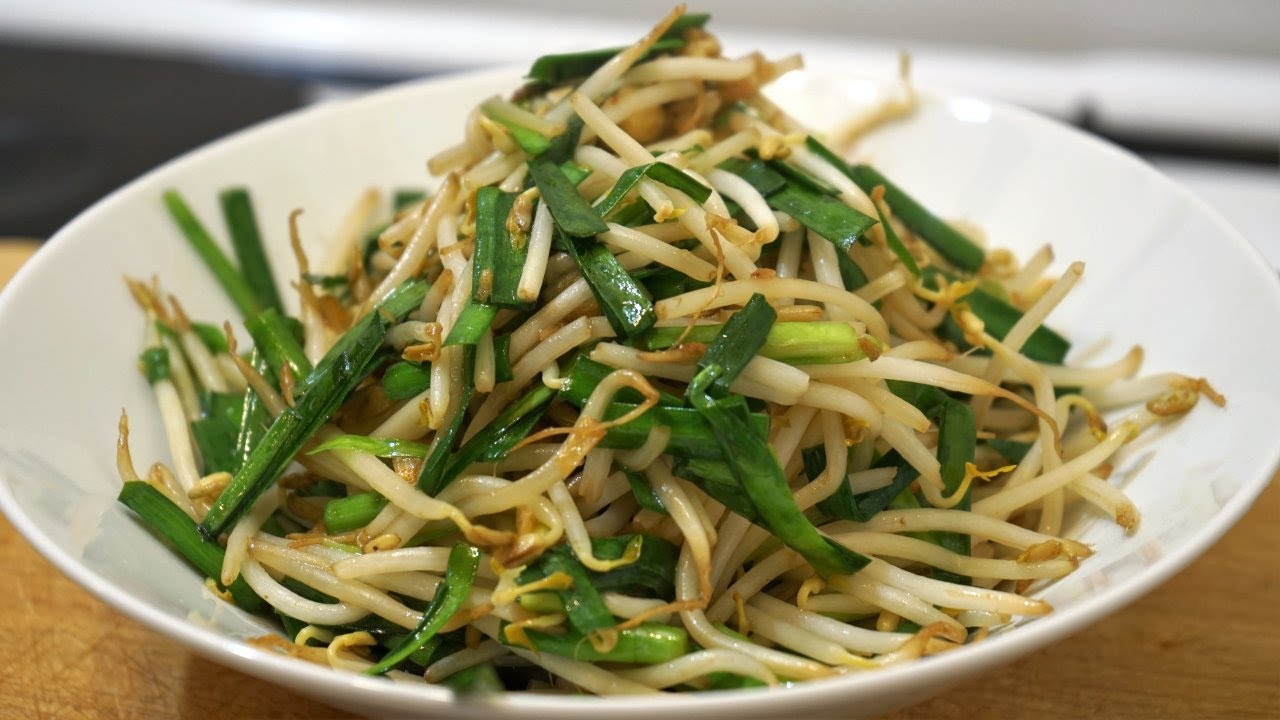 Germes de soja et feuilles d'ail sautés : facile et rapide pour manger sain et équilibré !