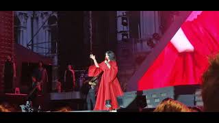 Laura Venezia - Laura Pausini acqua alta in piazza San Marco. I saluti di inizio concerto.