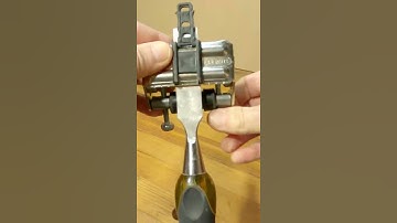 How Sharpen a Chisel With a Honing Guide - Woodworking #shorts