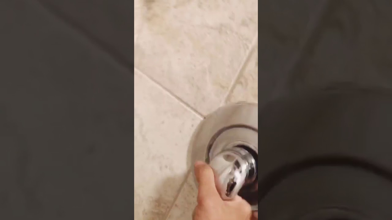 เปลี่ยนไส้ข้างในวาล์วฝักบัวในห้องอาบน้ำ