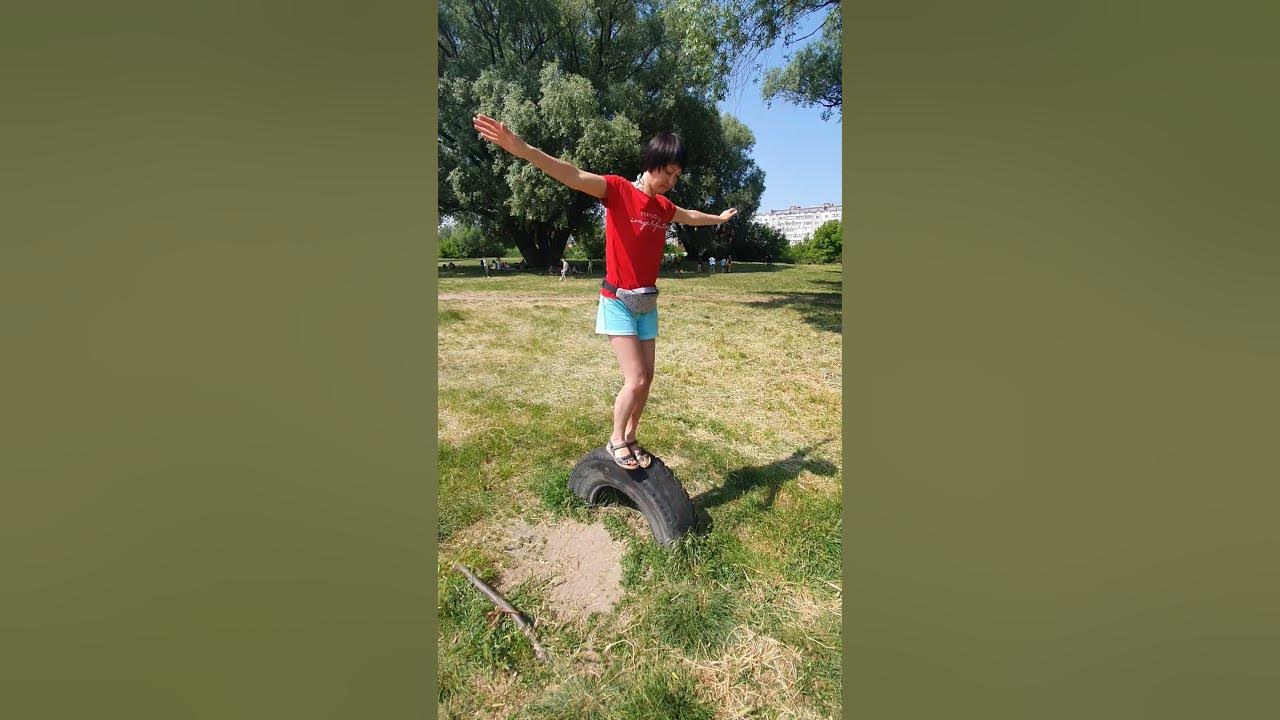squatting on one leg#sport#присідання на одній нозі - YouTube