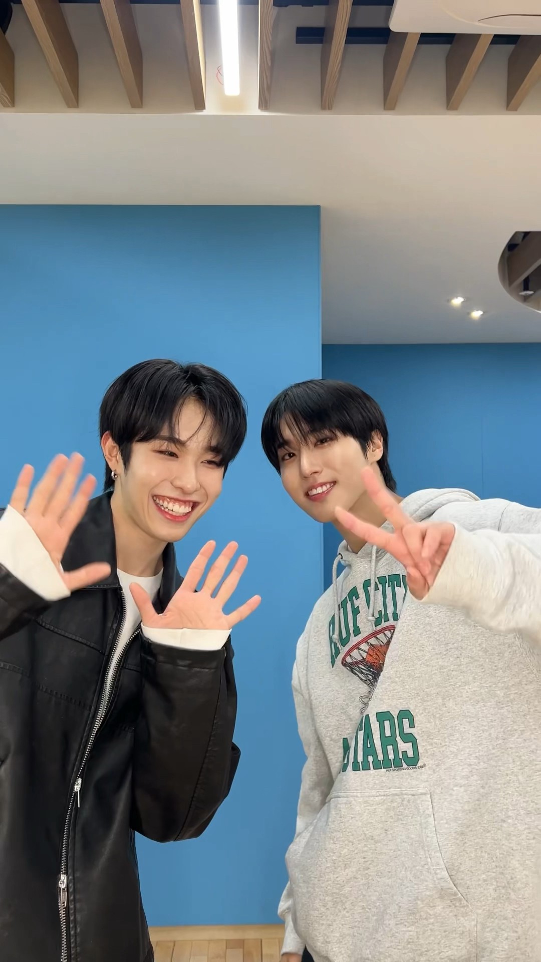 한의 #WalkinOnWater Challenge ? w/ #NEXZ #넥스지 #HYUI #휴이 !? #StrayKids #스트레이키즈 #한 #HAN #合 #HOP