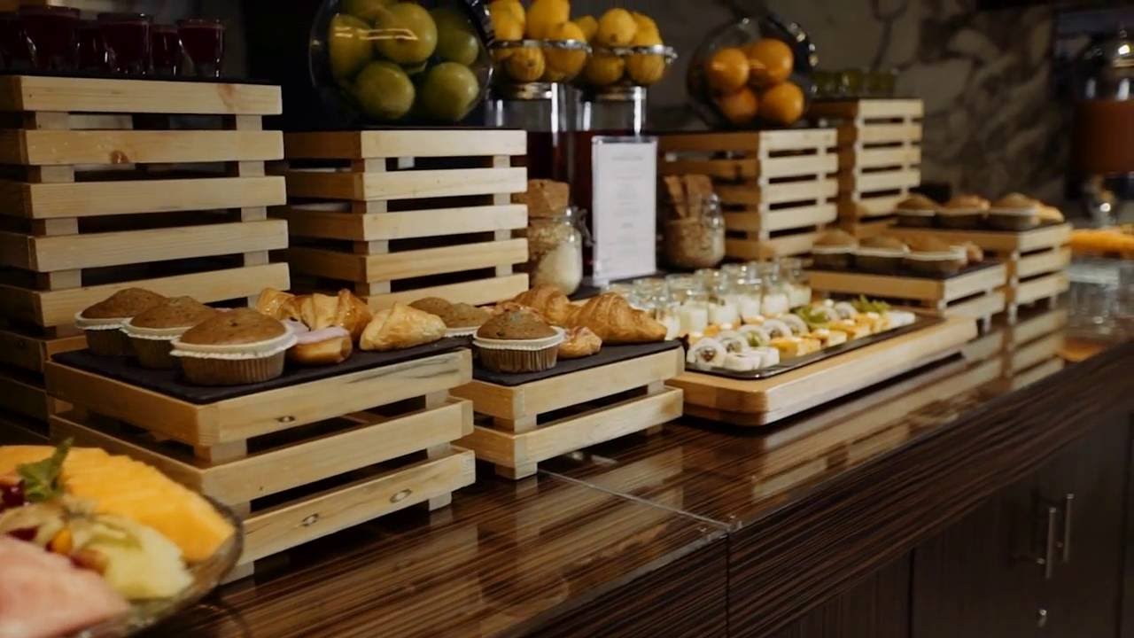 Welcome to the Bonnington Jumeirah Lakes Towers! (2016)