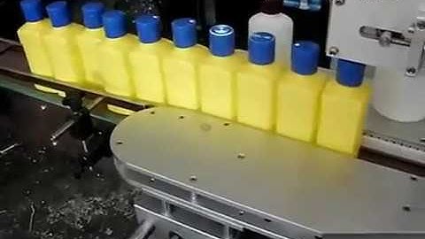 Automatic three side self-adhesive label applicator machine for square bottles