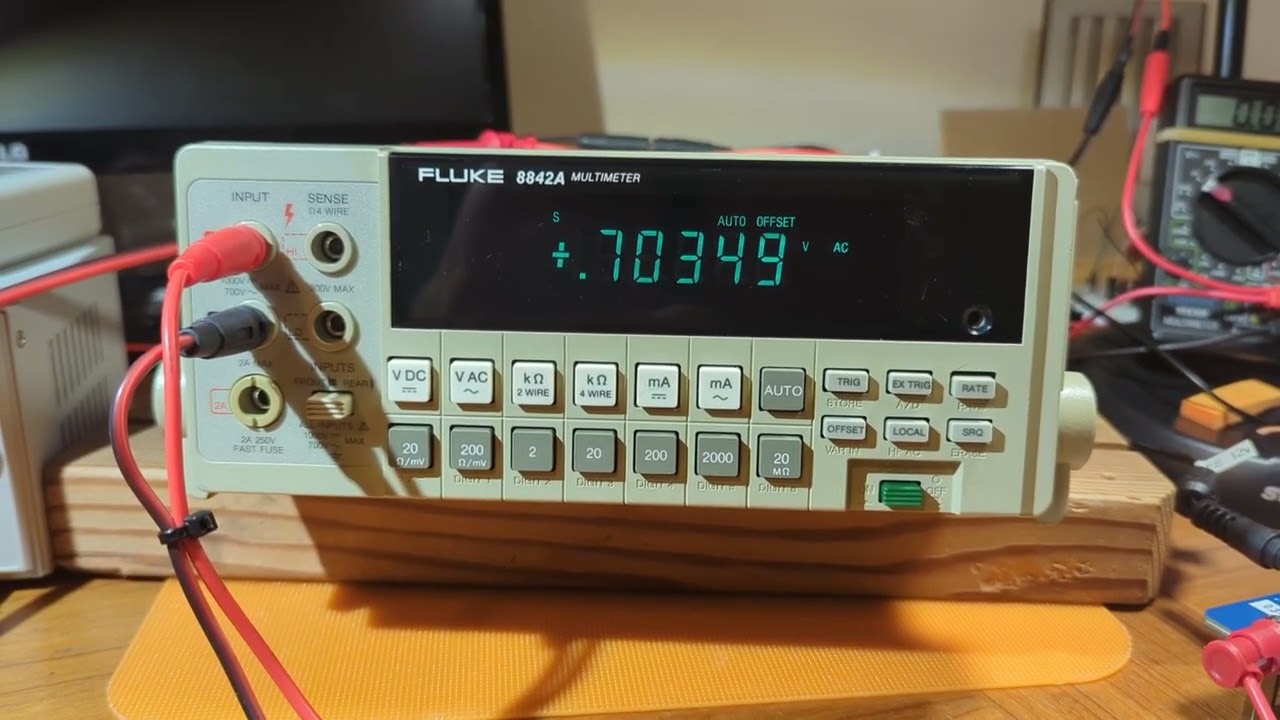 Fluke 8842A multimeter: AC RMS voltage measurements and bandwidth