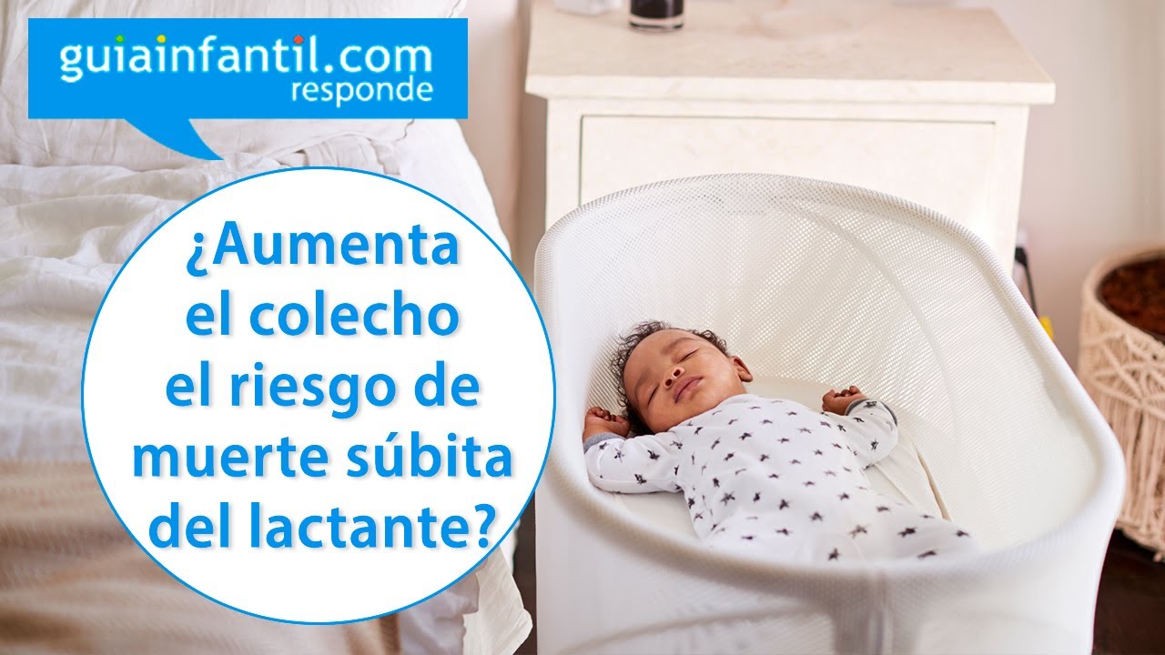 Bebé recién nacido niño en cama. Niño recién nacido duerme bajo