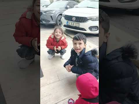 القطة كانت جوعانة وبردانة زتت حالا ع دليار شوكولاتة دبي دليار و منان