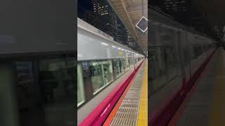 赤のフレッシュひたちカラーのE657系特急ひたち東京駅発車