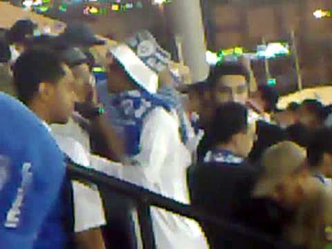      علم رومانيا في مدرجات الهلال