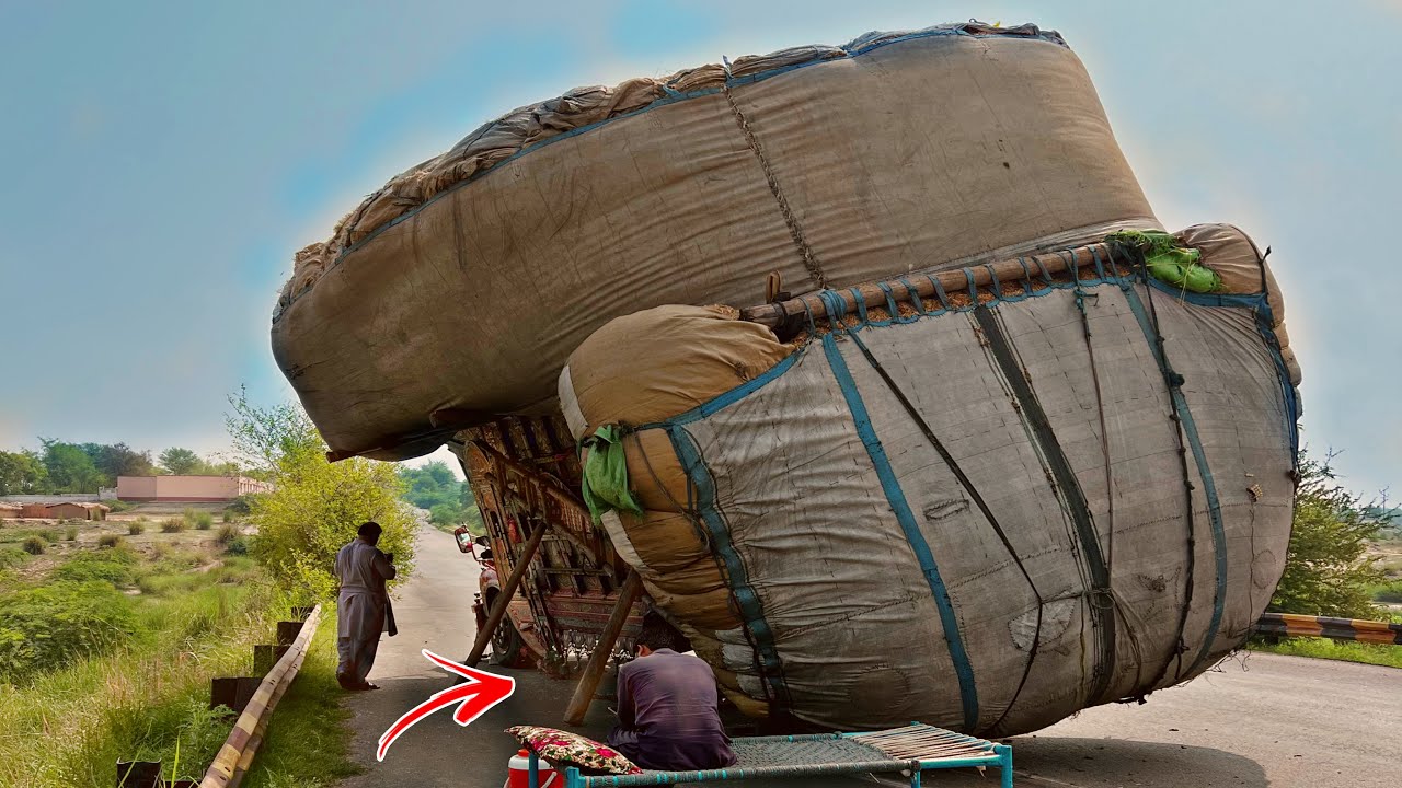 Truck Carrying Massive Straw Load Loses Rear Tire – Suspension Damage and Roadside Breakdown Exposed