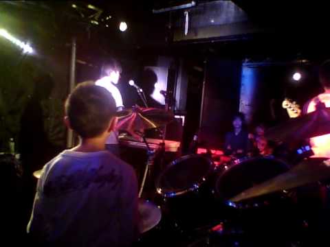 『花になれ／flumpool』 高校生バンドに10歳 Kids Drummerがサポート