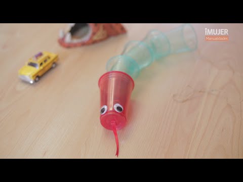 Video: Cómo Hacer Una Serpiente Con Vasos De Plástico