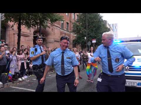 POLICE DANCING IN PRIDE 2017