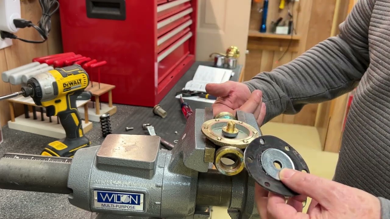 Вскрытие редукционного клапана давления воды (PRV)