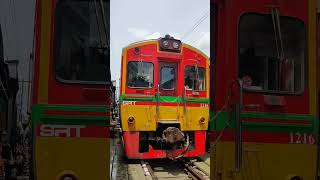 Mercado en Las Vías del Tren en Tailandia 🚉⚠️