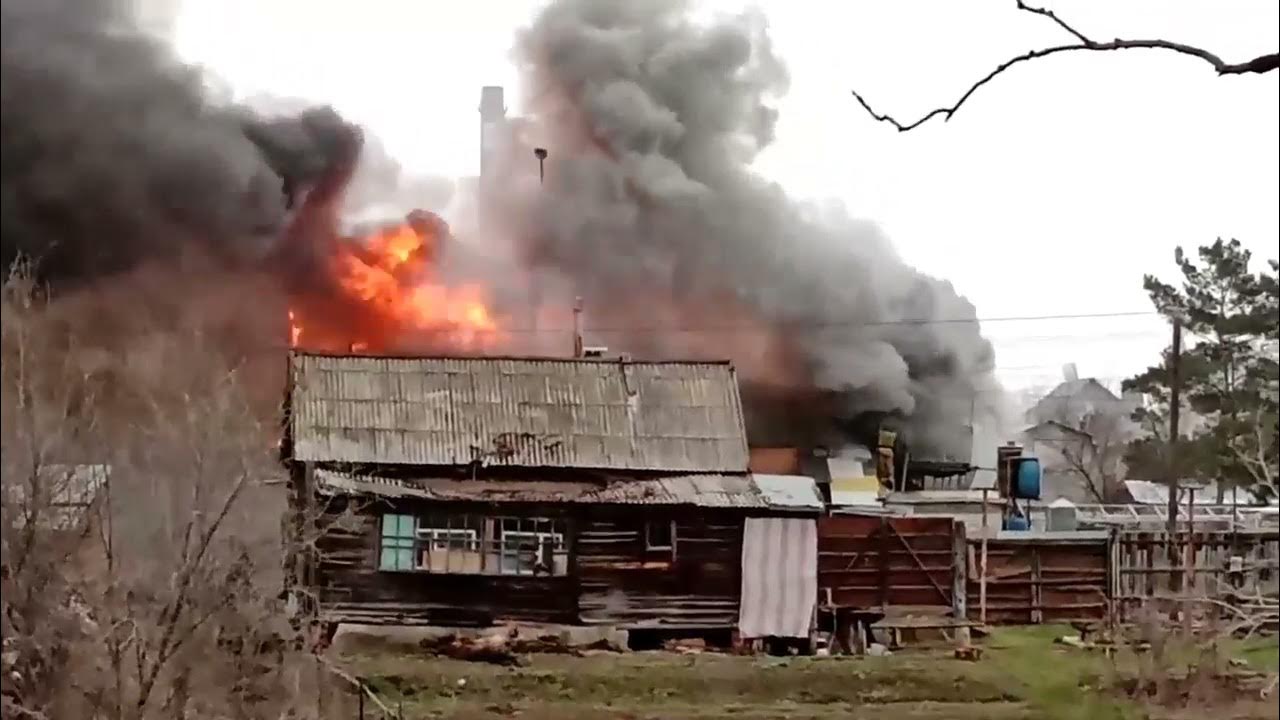 Обстрел энгельса сегодня. Пожар в Энгельсе. В Энгельсе сгорел дом. В городе Энгельс пожар. Пожар в Энгельсе сейчас.