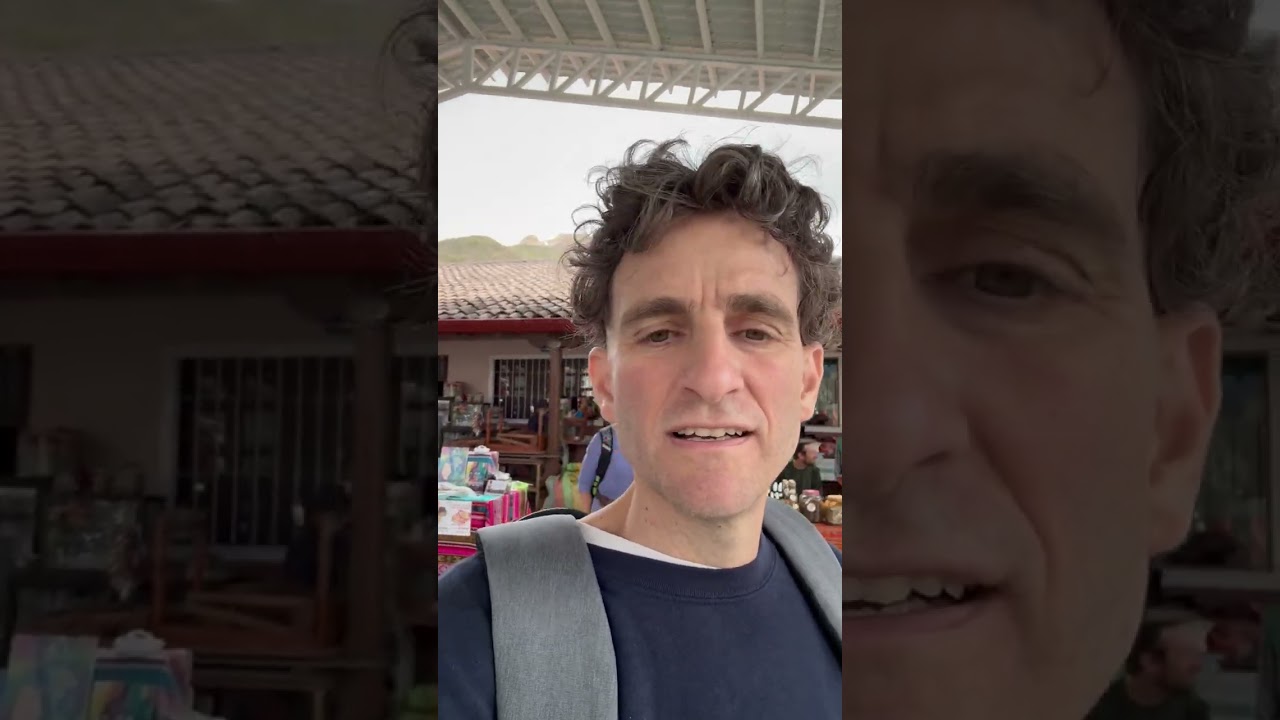 Оливковый хлеб на закваске на органическом рынке Вилькабамба