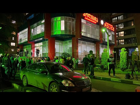 ვაკე-საბურთალოს პოლიციაში ვაკის პარკში მომხდარ ფაქტთან დაკავშირებით დაკავებულები მიიყვანეს