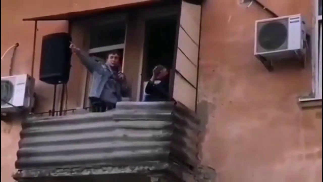 Дразнит прохожих с балкона