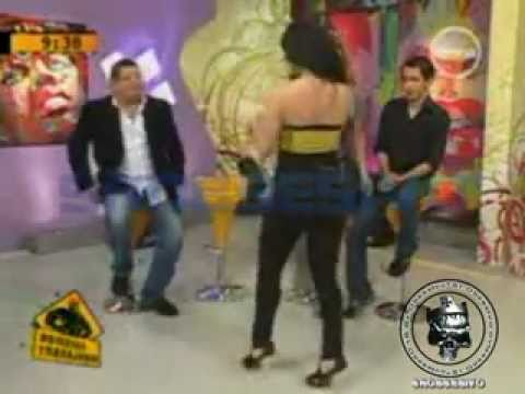Paola Ruiz luciendo curvas en black jeans