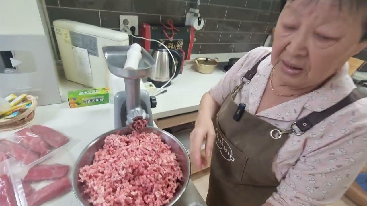 Варили видео. Пиво в кастрюле. Видео как варить бурдук. Как варить уху. Парень смотрит на варку котла.