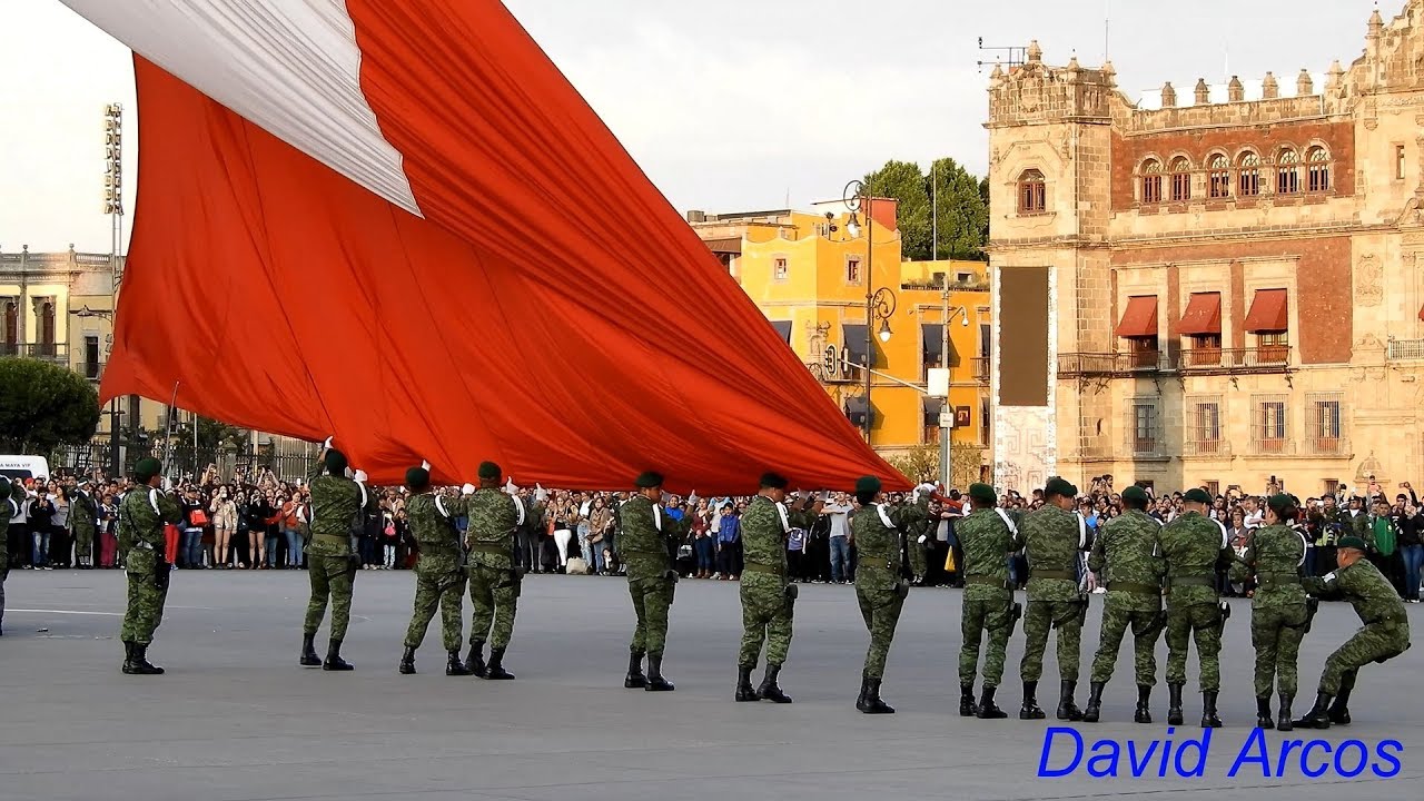 Arriamiento de Bandera - Zócalo de la Ciudad de México - 4K
