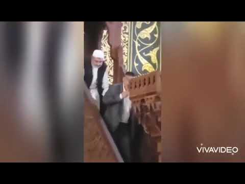 عاجل بعد تجاهله غزة في خطبة الجمعة المقدسيون ينزلون خطيب السلطة محمد حسين من على منبر مسجد الأقصى