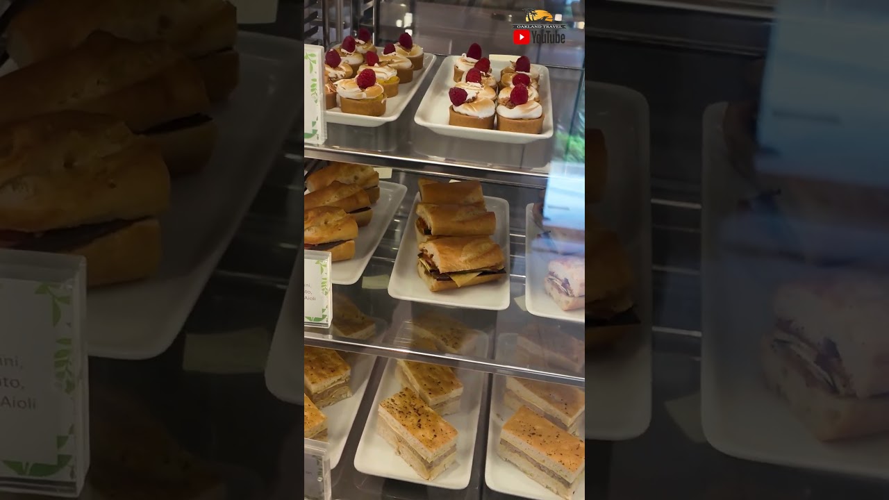 Парковое кафе на борту лайнера Icon Of The Seas