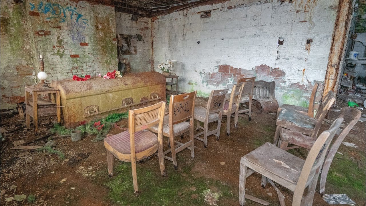 Внутри заброшенного похоронного бюро на месте преступления — владелец все еще разыскивается!