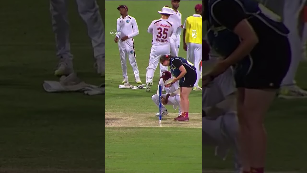 Kavem Hodge has some fun with the stump microphone 🤣🤣