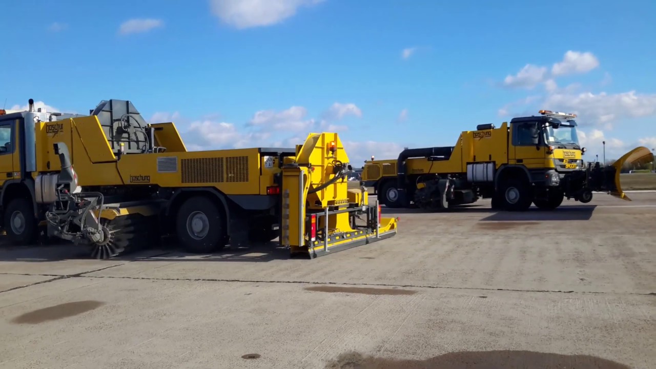 Работа техники JetBroom по уборке снега и грязи в аэропорту Борисполь