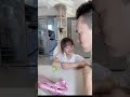 苏菲娅和苏丽娜对爸爸的感情，一切就在画面里！你家孩子是这样吗？#苏菲娅和苏丽娜 #混血萌娃 #爸爸带娃 #看一遍笑一遍