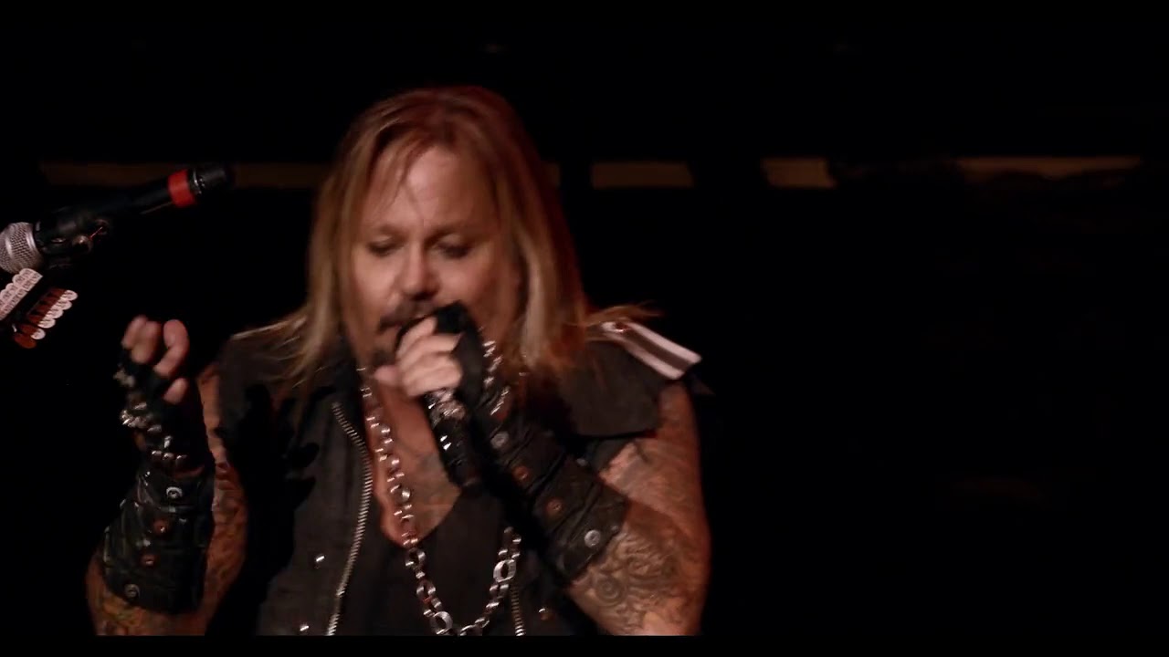 Motley Crue - Smokin' In The Boys Room (The End, Live In Los Angeles)