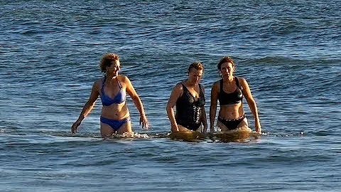 Carla, Ellis en Eveline gaan zwemmen. [Heiloo]