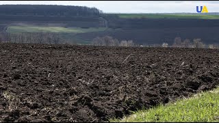 مهندس أوكراني ينتج سماد طبيعي من التربة الأوكرانية السوداء لزيادة إنتاج المحاصيل الزراعية