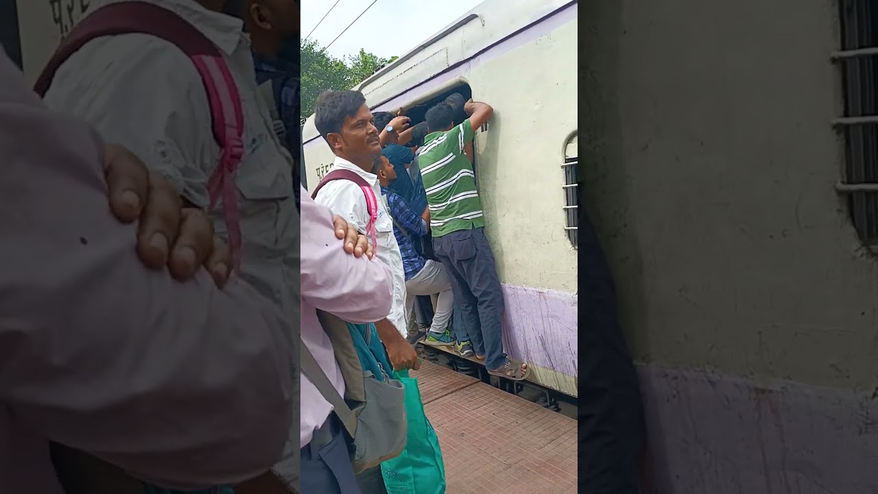 Kolkata local train 😱😱😱😱